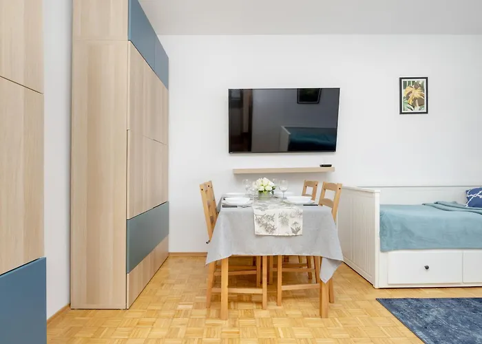 Spacious Apartment With Three Bedrooms In Warsaw By Noclegi Renters