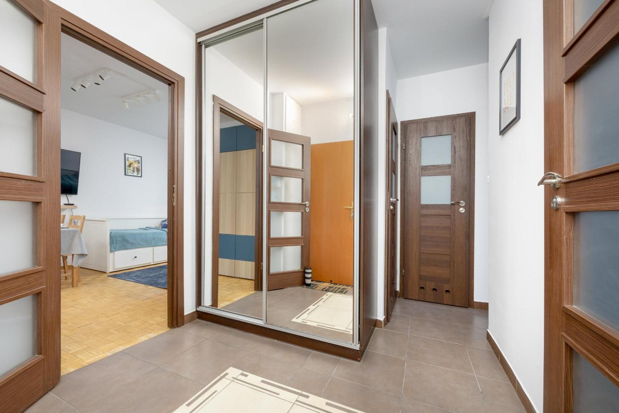 Апартаменти Spacious With Three Bedrooms In By Renters Варшава