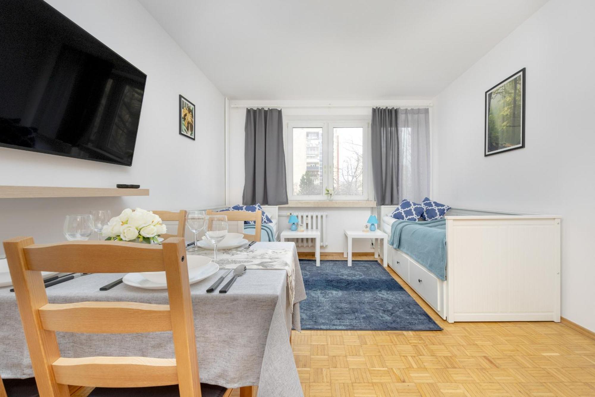 Spacious With Three Bedrooms In By Renters Apartment