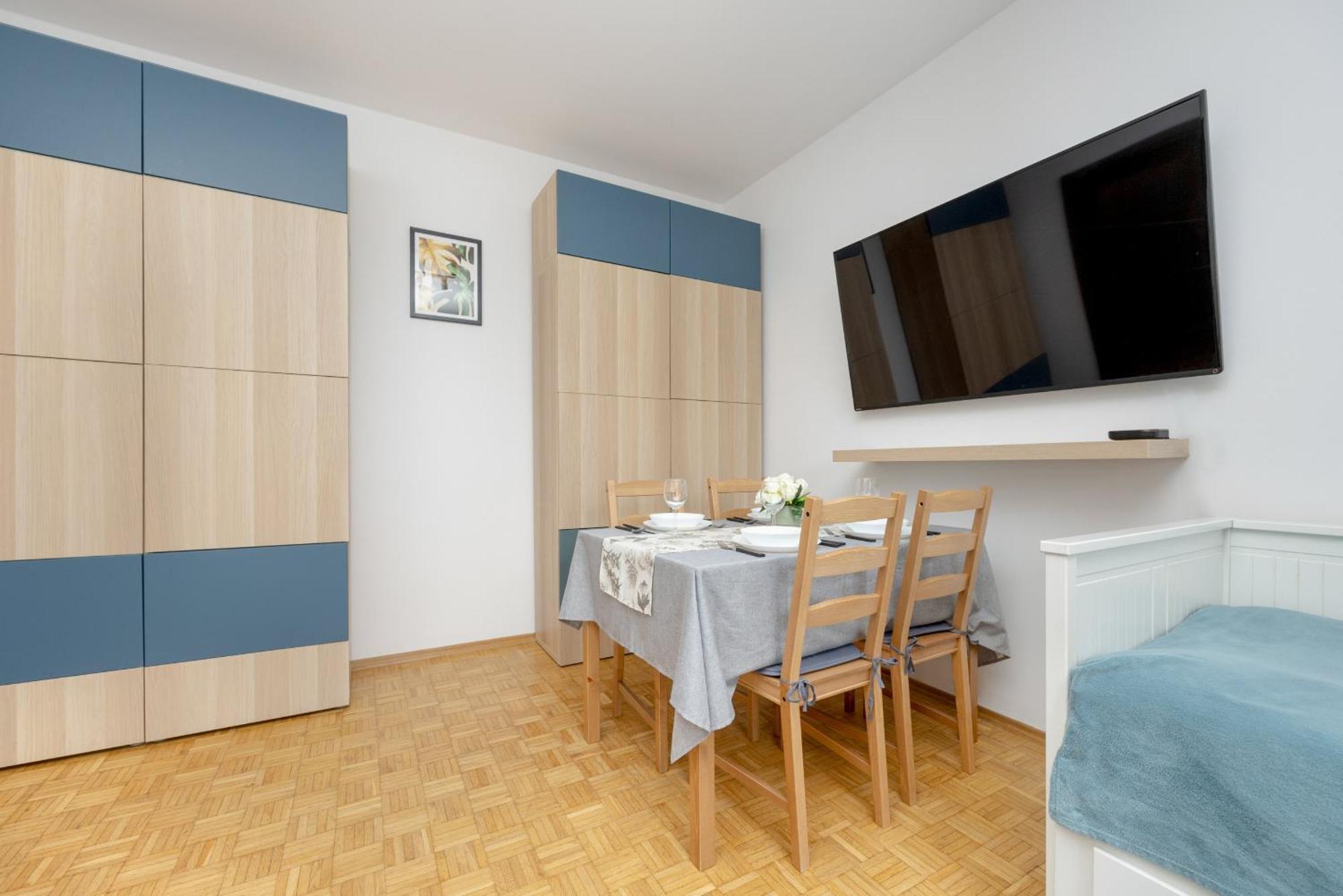 Spacious With Three Bedrooms In By Renters Апартаменти *